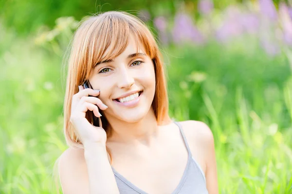 Beautiful girl speaks by phone — Stock Photo, Image