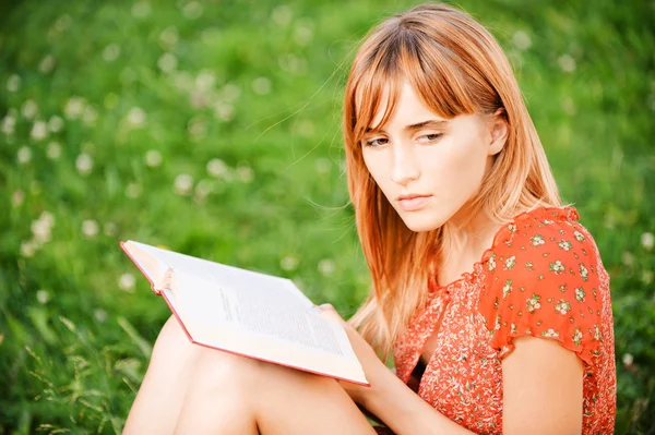 Женщина читает книгу — стоковое фото