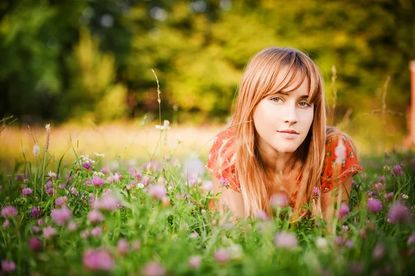 Flicka ligger på gräsmattan — Stockfoto