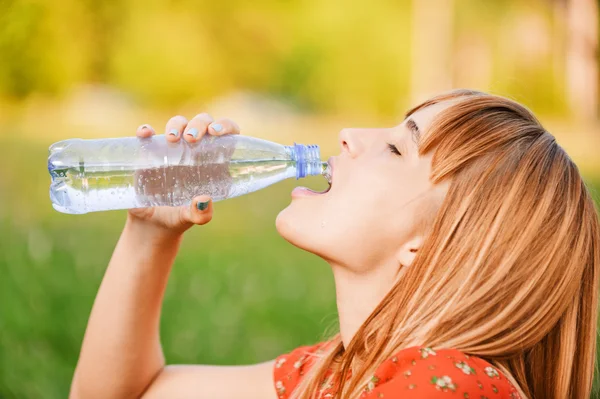 Девушка пьет воду — стоковое фото