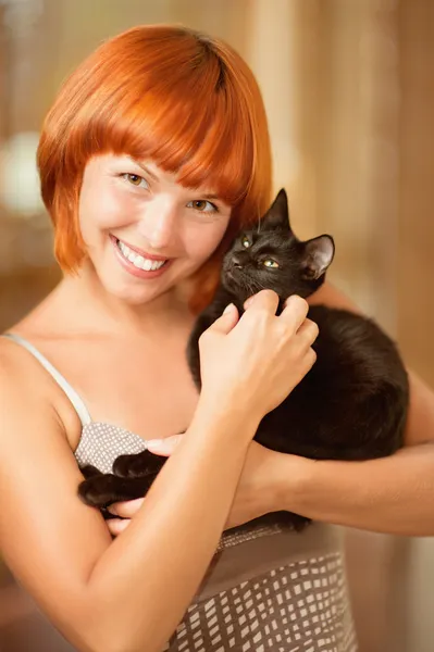 Frau mit schwarzer Katze. — Stockfoto