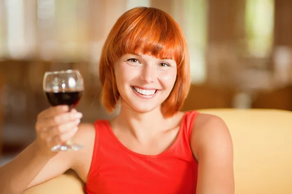 Kvinde med glas vin - Stock-foto