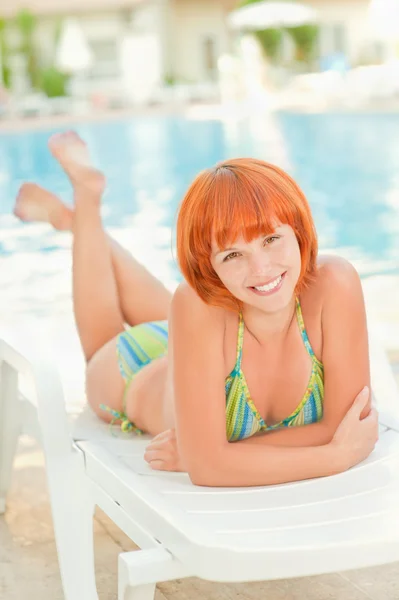 Mulher sorridente em biquíni banhos de sol — Fotografia de Stock