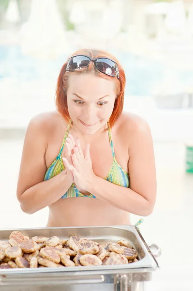 Vrouw koks voedsel — Stockfoto
