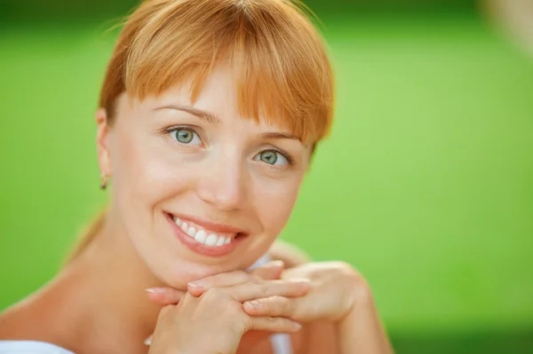 Beautiful woman close up smiles — Stock Photo, Image