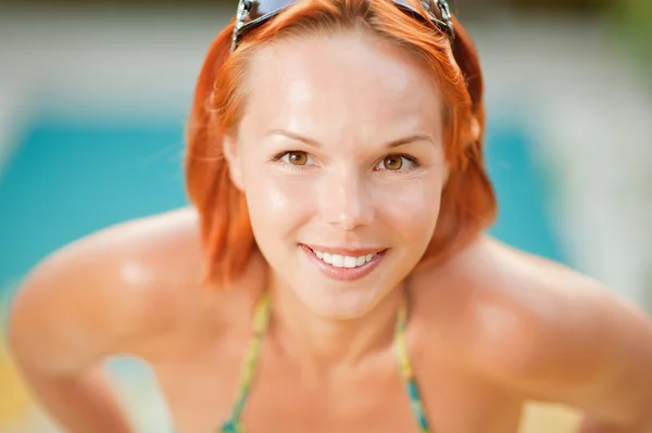 Mulher sorridente de biquíni na piscina — Fotografia de Stock