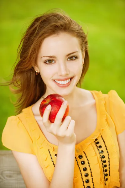 Dívka s červenými jablky — Stock fotografie
