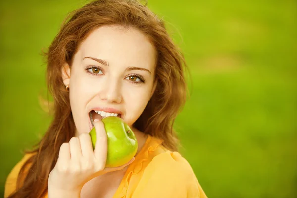 Девушка с зеленым яблоком — стоковое фото