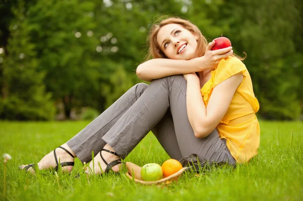 Девушка с яблоками в корзине — стоковое фото