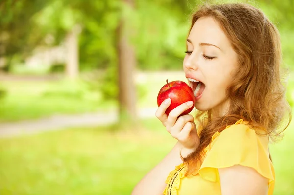 Κορίτσι με το κόκκινο μήλο — Φωτογραφία Αρχείου
