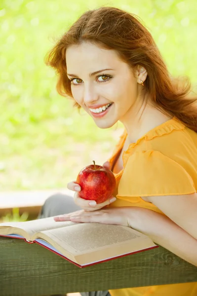 Girl-student read the book — Stock Photo, Image