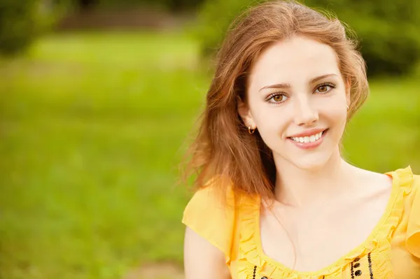 Portret van een jonge vrouw close-up — Stockfoto