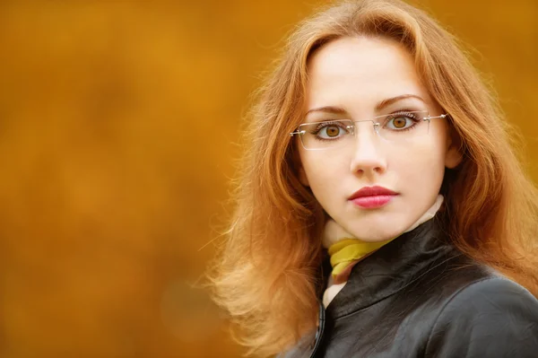 黒のジャケットで若い女性の肖像画 — ストック写真