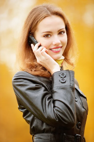 Όμορφη γυναίκα που μιλάμε για κινητό τηλέφωνο — Φωτογραφία Αρχείου