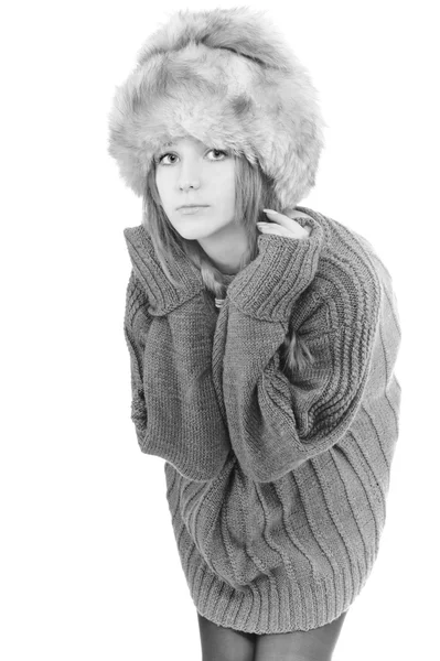 Женщина в меховой шапке и свитере — стоковое фото