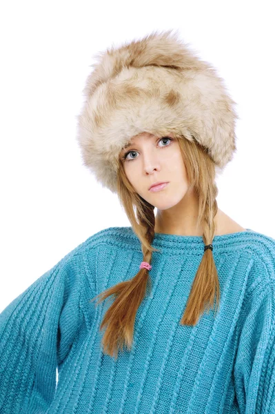 Mulher em boné de pele e suéter — Fotografia de Stock