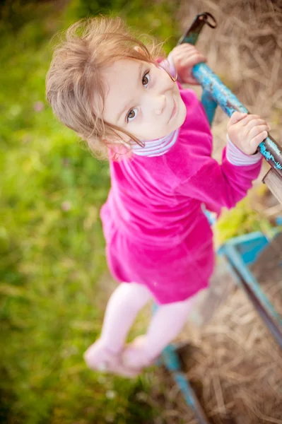 Yatay çubuğu küçük kız tırmanıyor — Stok fotoğraf
