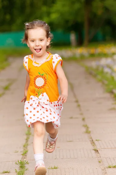 Schönes kleines Mädchen rennt — Stockfoto