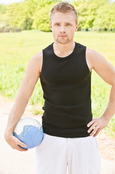 Человек с волейбольным мячом — стоковое фото