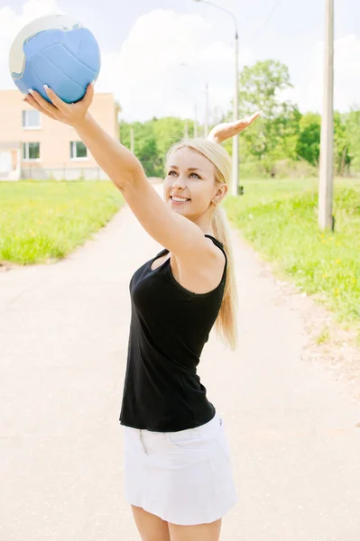 Une femme frappe sur une balle de volley-ball — Photo