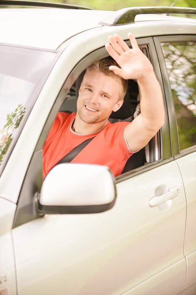 Fahrer des Autos winkt mit der Hand — Stockfoto