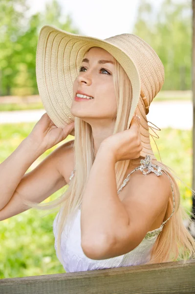 藁帽子の若い女性 — ストック写真