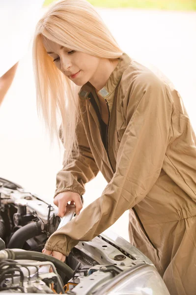 Автомеханік ремонтує двигун — стокове фото