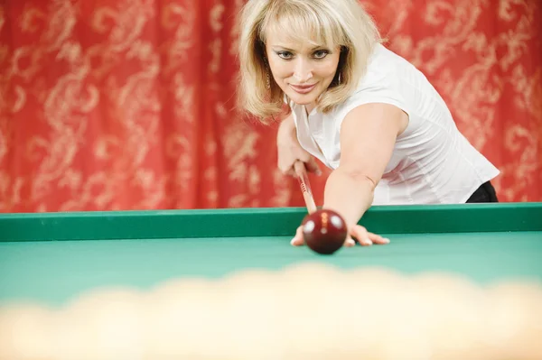 Woman plays billiards — Stock Photo, Image