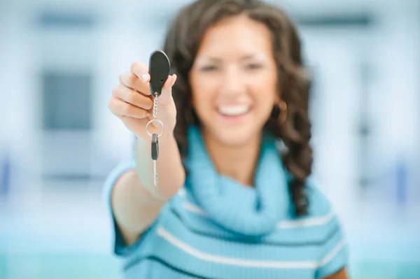Rindo mulher com chave de carro — Fotografia de Stock