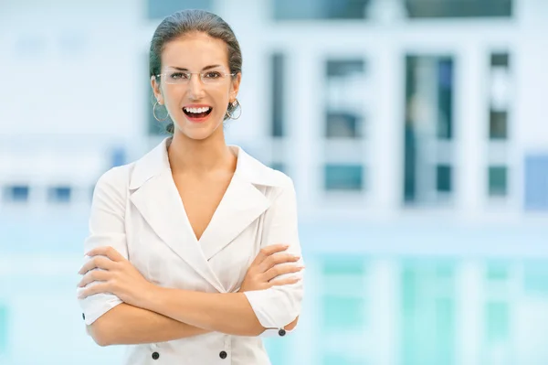 Mujer de negocios riendo en gafas —  Fotos de Stock
