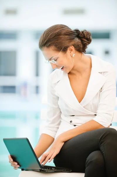 Businesswoman works on laptop — Stock Photo, Image