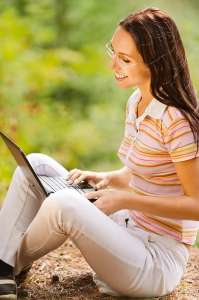 Молодая красивая женщина с ноутбуком — стоковое фото