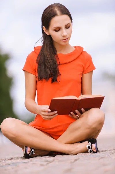 Belle jeune femme lit le livre — Photo