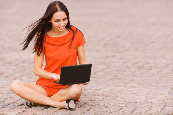 Ung trevlig kvinna med laptop — Stockfoto