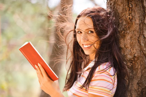 Piękne Młoda kobieta czyta książki — Zdjęcie stockowe