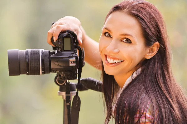 Gyönyörű lány kamerával — Stock Fotó