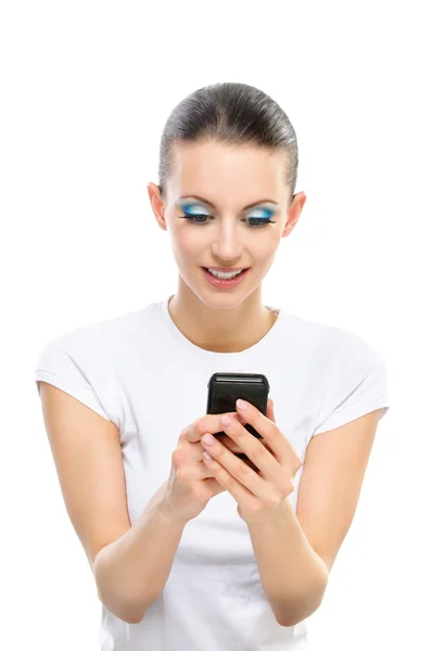 Mulher lê mensagem de texto no celular — Fotografia de Stock