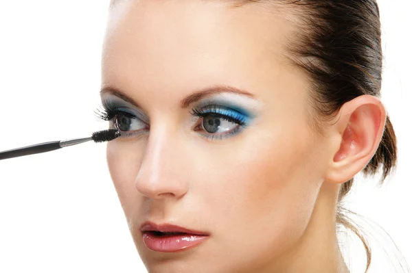 Vrouw toepassen blusher ooglid — Stockfoto
