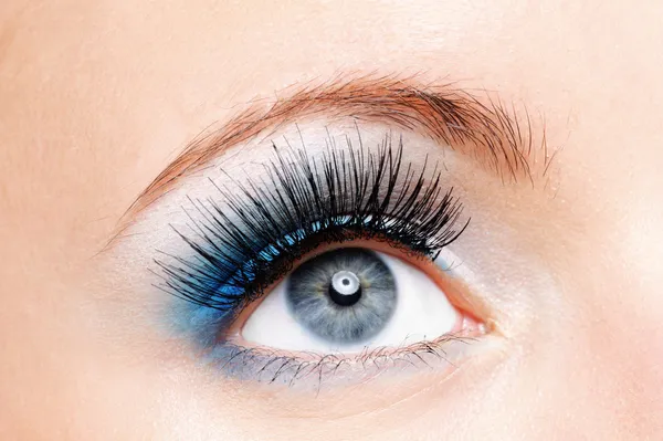 Schoonheid vrouwelijke oog met blauw maken — Stockfoto