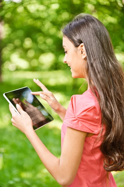 Vrouw werkt op tablet pc — Stockfoto