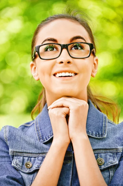Usměvavá tmavovlasá žena v brýlích — Stock fotografie