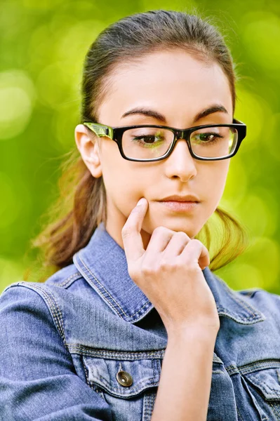 Femme dans des lunettes réfléchit soigneusement — Photo