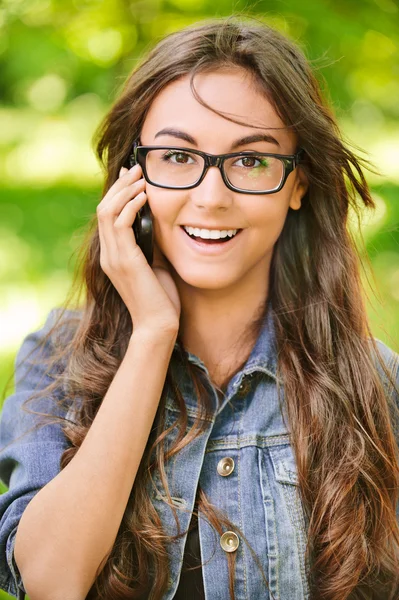 휴대 전화에 웃는 여자 회담 — 스톡 사진