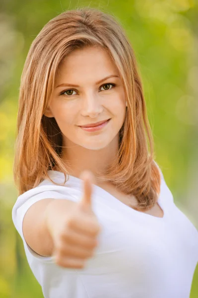 Усміхнена жінка піднімає великий палець — стокове фото