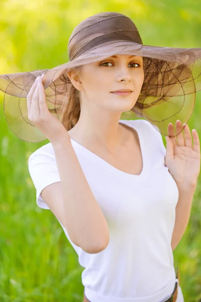Молода жінка в чудовому капелюсі — стокове фото