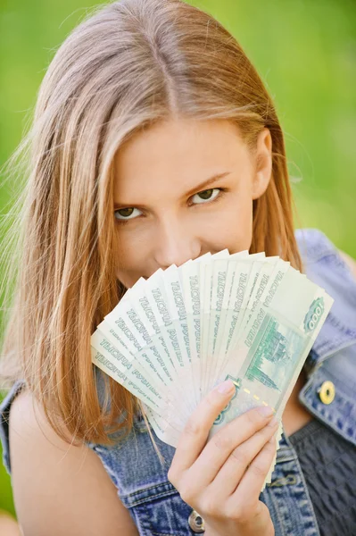 Kvinna med ryska rubel — Stockfoto