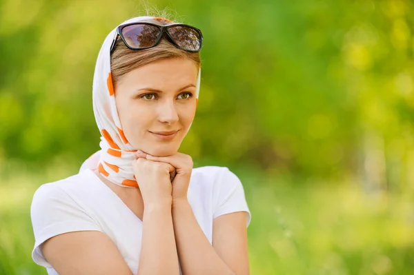 Frau mit Kopftuch und Sonnenschirmen — Stockfoto