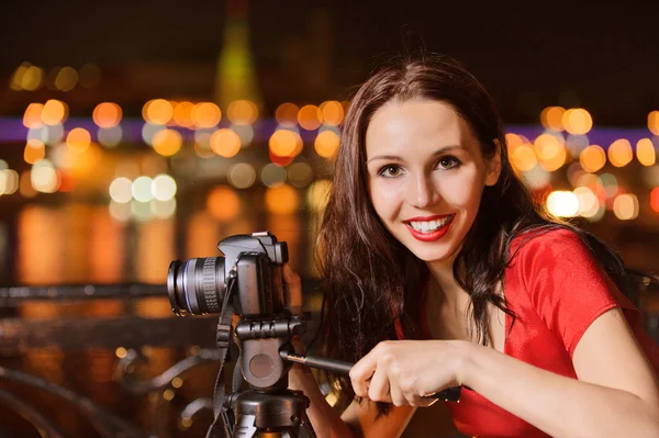 Женщина фотографирует ночной пейзаж — стоковое фото