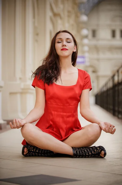 Woman sits in pose of lotus and meditates — Stock Photo, Image