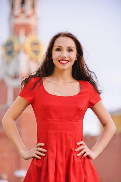 Vrouw tegen Spasski toren in Moskou — Stockfoto